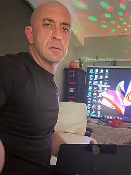 Snapshot of OSIRlS chatting on 09-12-25, 02:39 OSIRlS online show from 09-12-25, 02:39