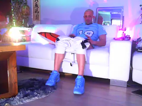 Snapshot of OSIRlS chatting on 09-19-25, 06:19 OSIRlS online show from 09-19-25, 06:19