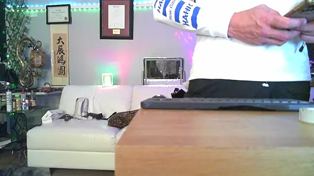 Snapshot of OSIRlS chatting on 10-18-25, 10:27 OSIRlS online show from 10-18-25, 10:27