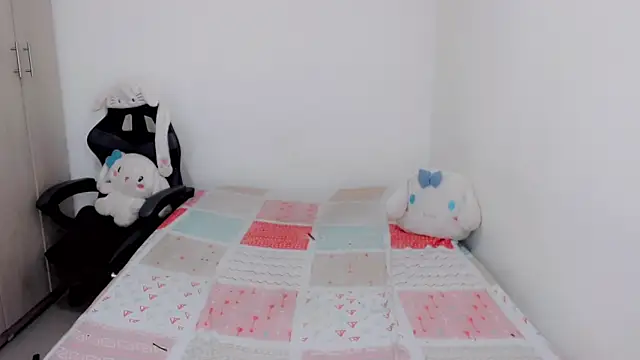 Snapshot of Youlittlepervertt_ chatting on 10-14-25, 04:13 Youlittlepervertt online show from 10-14-25, 04:13