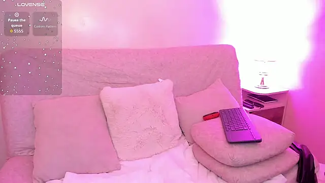 Snapshot of Scarlet_wd18 chatting on 02-19-26, 11:12 Scarlet wd18 online show from 02-19-26, 11:12