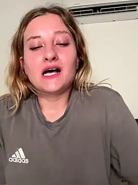 Snapshot of MileySummer chatting on 12-01-24, 04:29 MileySummer online show from 12-01-24, 04:29