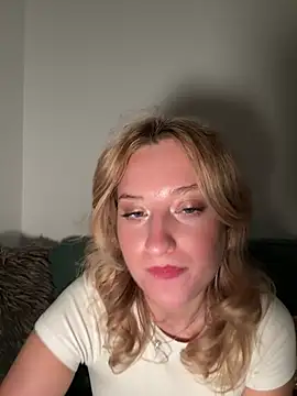 Snapshot of MileySummer chatting on 02-08-25, 04:14 MileySummer online show from 02-08-25, 04:14