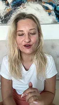 Snapshot of MileySummer chatting on 09-26-25, 11:03 MileySummer online show from 09-26-25, 11:03