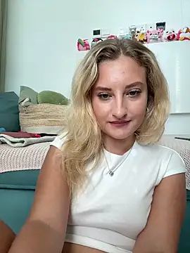 Snapshot of MileySummer chatting on 10-19-25, 11:33 MileySummer online show from 10-19-25, 11:33