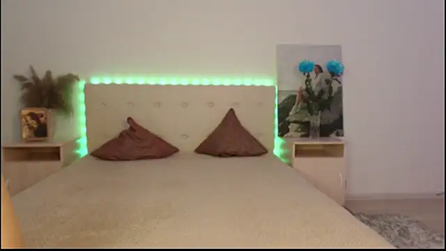 Snapshot of RoxannePure chatting on 10-21-25, 04:13 RoxannePure online show from 10-21-25, 04:13