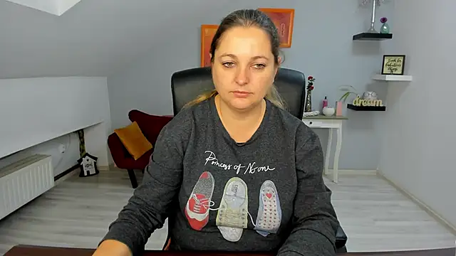 LollaGirl online show from 11-06-25, 04:24