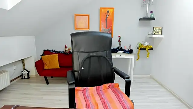 LollaGirl online show from 01-07-26, 04:26