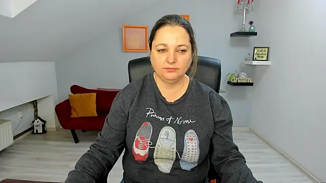 LollaGirl online show from 01-12-26, 04:18