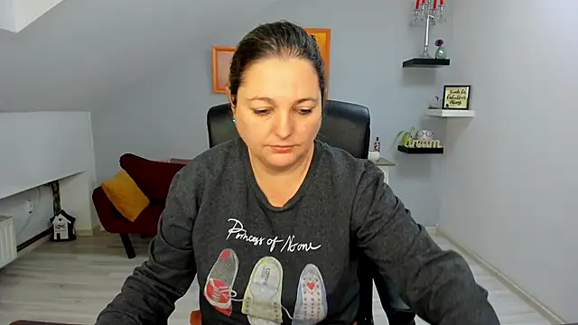 LollaGirl online show from 01-13-26, 04:18