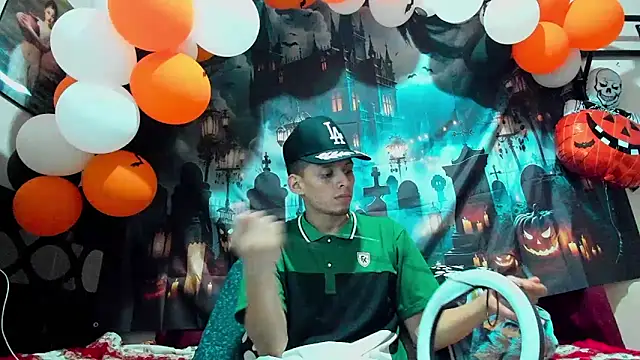 Snapshot of davidlatin66 chatting on 10-17-25, 01:20 davidlatin66 online show from 10-17-25, 01:20