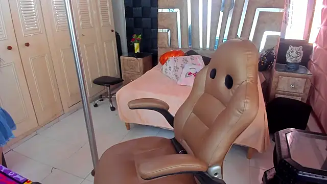 cute sassy online show from 10-21-25, 05:35