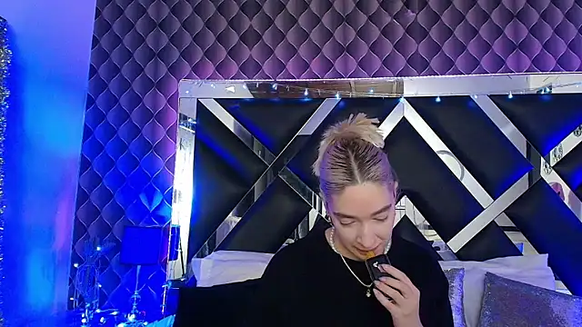 victoriaa lee  online show from 03-02-26, 07:43