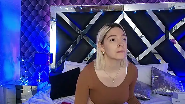 victoriaa lee  online show from 04-17-26, 07:39