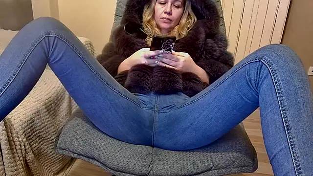 Snapshot of mesexylady34 chatting on 12-16-25, 07:41 mesexylady34 online show from 12-16-25, 07:41