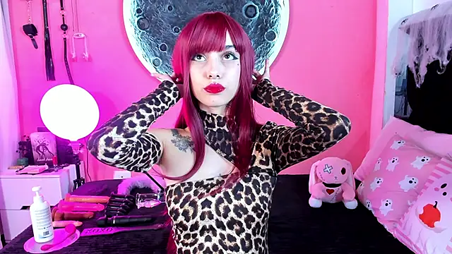 chloe loggan online show from 10-27-25, 08:13