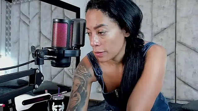 NiicolleMiller online show from 11-08-25, 01:00