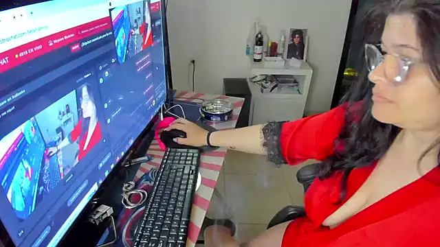 Snapshot of BellaFlaming chatting on 01-07-25, 10:54 BellaFlaming online show from 01-07-25, 10:54