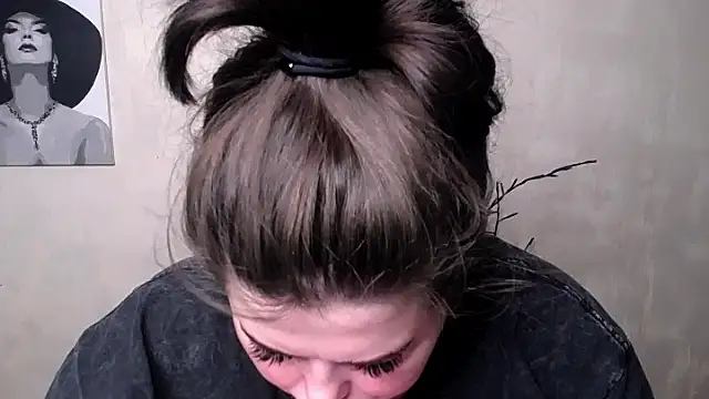 Emily Mo online show from 09-18-25, 05:20