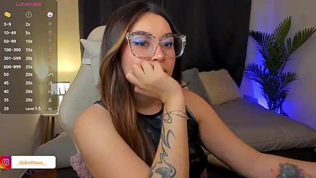 dakottaa  online show from 11-23-25, 12:21