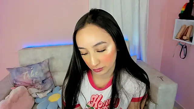 Snapshot of tinysara chatting on 12-19-24, 04:35 tinysara online show from 12-19-24, 04:35