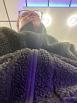 Snapshot of QueenNuttCollector chatting on 03-01-25, 02:55 QueenNuttCollector online show from 03-01-25, 02:55