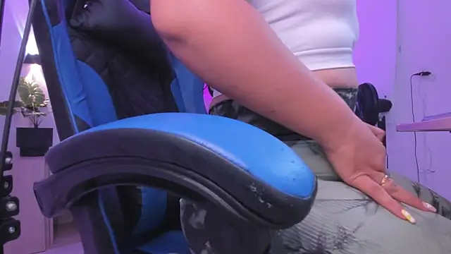 izaro22 online show from 11-18-25, 01:04