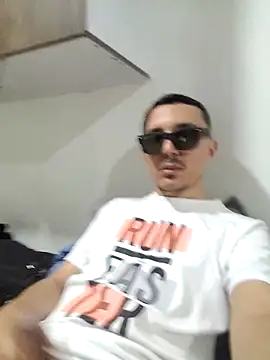 Snapshot of axeldaviid chatting on 11-29-25, 03:20 axeldaviid online show from 11-29-25, 03:20