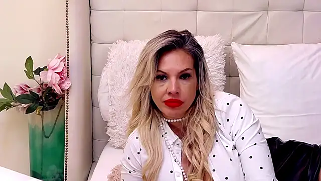 Snapshot of SashaAllford chatting on 01-15-25, 11:00 SashaAllford online show from 01-15-25, 11:00