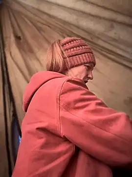 GoldenFlameGoddess online show from 12-17-25, 04:35