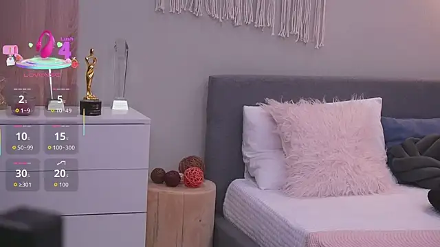 Molly Jons online show from 11-21-25, 01:04