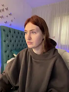  Chlo  e online show from 10-19-25, 10:49