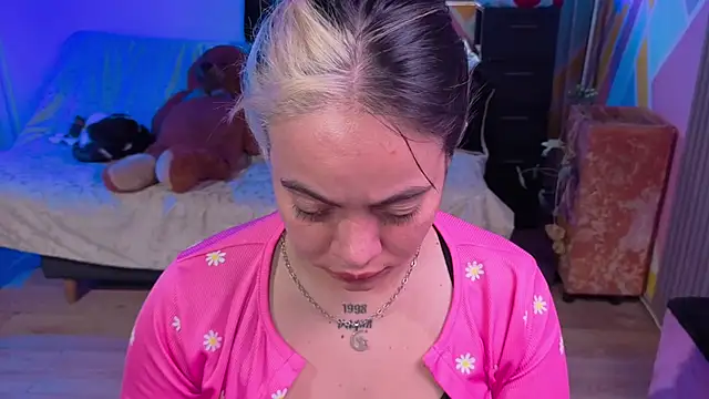 Snapshot of Cuttiealice chatting on 11-04-25, 03:00 Cuttiealice online show from 11-04-25, 03:00