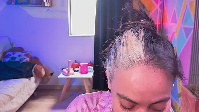 Snapshot of Cuttiealice chatting on 11-10-25, 05:01 Cuttiealice online show from 11-10-25, 05:01