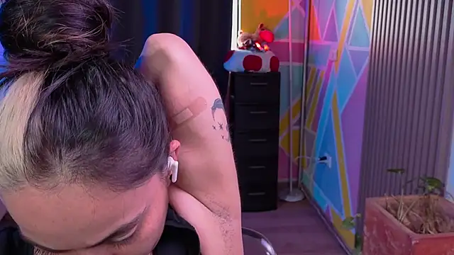 Snapshot of Cuttiealice chatting on 11-11-25, 03:34 Cuttiealice online show from 11-11-25, 03:34