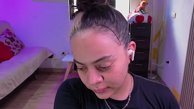 Snapshot of Cuttiealice chatting on 11-12-25, 04:40 Cuttiealice online show from 11-12-25, 04:40