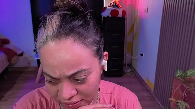 Snapshot of Cuttiealice chatting on 11-13-25, 03:55 Cuttiealice online show from 11-13-25, 03:55