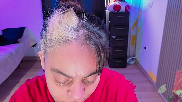 Snapshot of Cuttiealice chatting on 11-14-25, 02:05 Cuttiealice online show from 11-14-25, 02:05