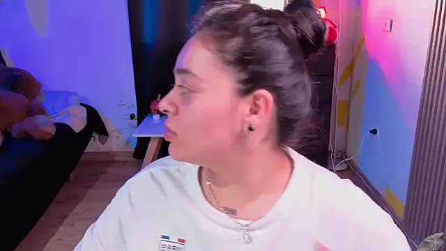 Snapshot of Cuttiealice chatting on 11-17-25, 01:28 Cuttiealice online show from 11-17-25, 01:28