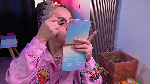 Snapshot of Cuttiealice chatting on 11-18-25, 02:21 Cuttiealice online show from 11-18-25, 02:21