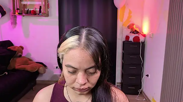 Snapshot of Cuttiealice chatting on 11-22-25, 02:05 Cuttiealice online show from 11-22-25, 02:05