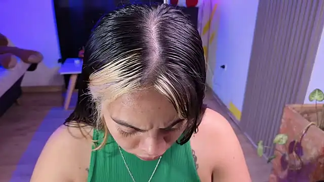 Snapshot of Cuttiealice chatting on 12-01-25, 04:01 Cuttiealice online show from 12-01-25, 04:01