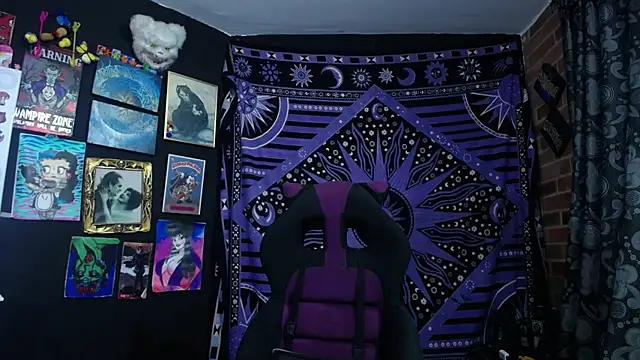 Yourmadame P online show from 12-18-25, 12:27