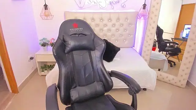 xiomara  cortes online show from 02-05-25, 07:31