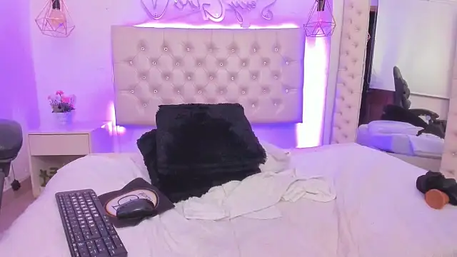 xiomara  cortes online show from 02-28-25, 04:32