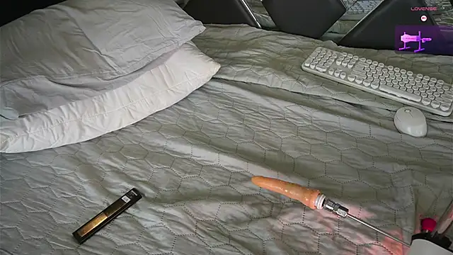 Snapshot of charlotte_01 chatting on 02-24-25, 05:33 charlotte 01 online show from 02-24-25, 05:33