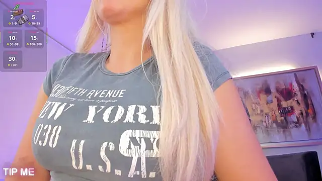 Snapshot of SophieBarnett chatting on 10-13-25, 11:05 SophieBarnett online show from 10-13-25, 11:05