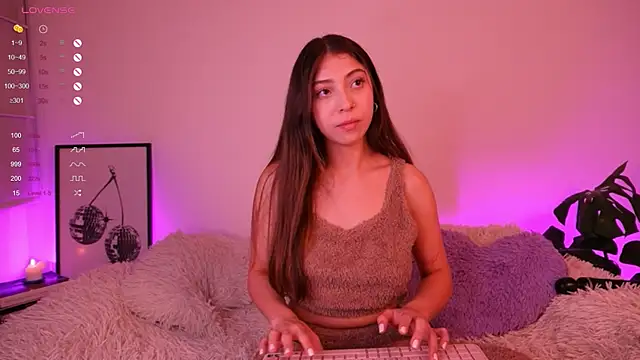 Snapshot of annie24_evans chatting on 01-12-25, 04:52 annie24 evans online show from 01-12-25, 04:52