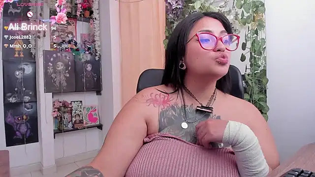 Snapshot of _Ali_Brinck_ chatting on 02-26-25, 07:05 Ali Brinck online show from 02-26-25, 07:05