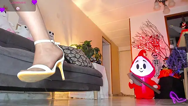 charlize legs online show from 10-10-25, 11:15